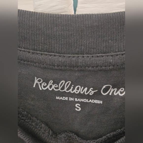 Rebellious One Dark Gray Graphic Red Roses 🌹 Cropped T-Shirt-Sz-S - Picture 6 of 10